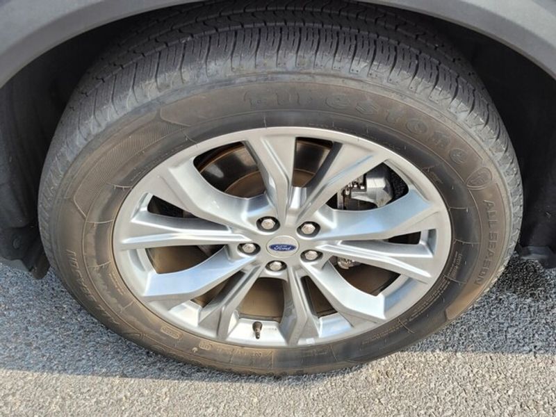 2022 Ford Explorer Limited photo 16