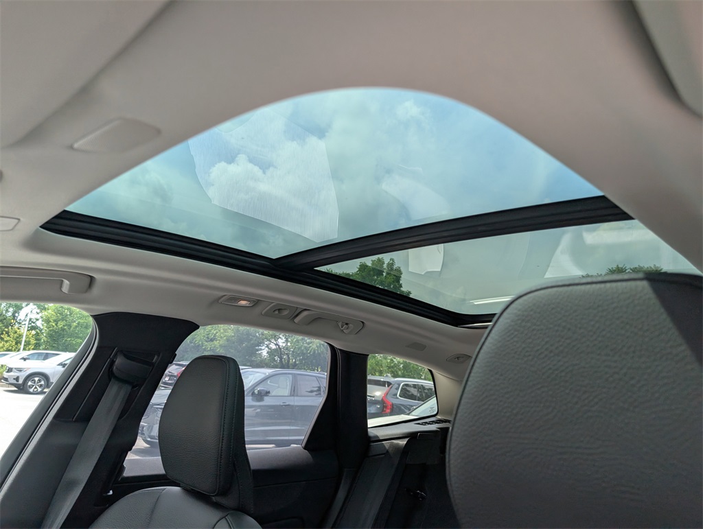 2025 Volvo XC60 T8 Plus photo 3