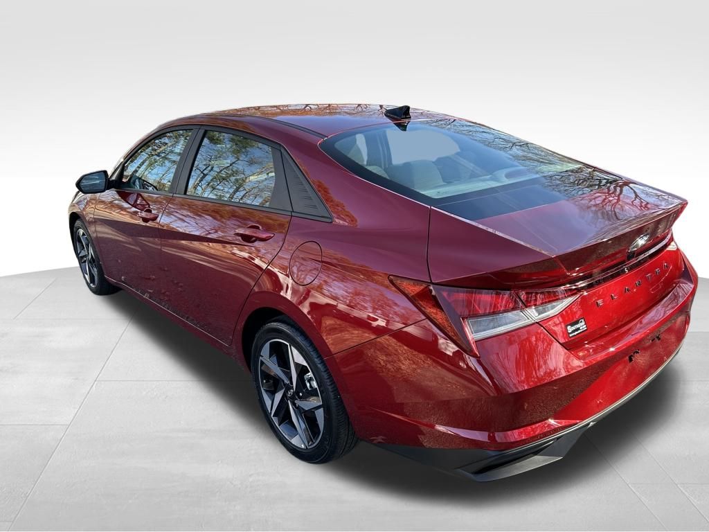 2023 Hyundai Elantra SEL photo 3