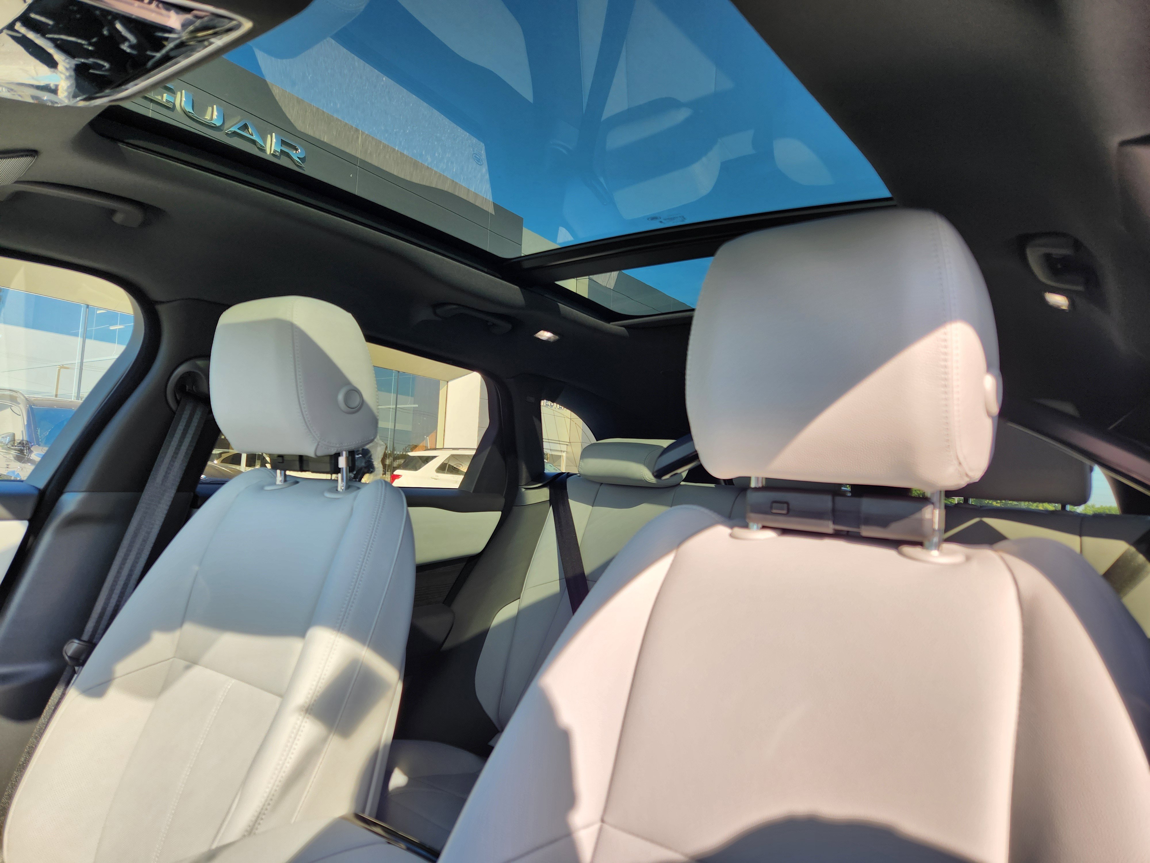 2026 Land Rover Range Rover Velar SE photo 5