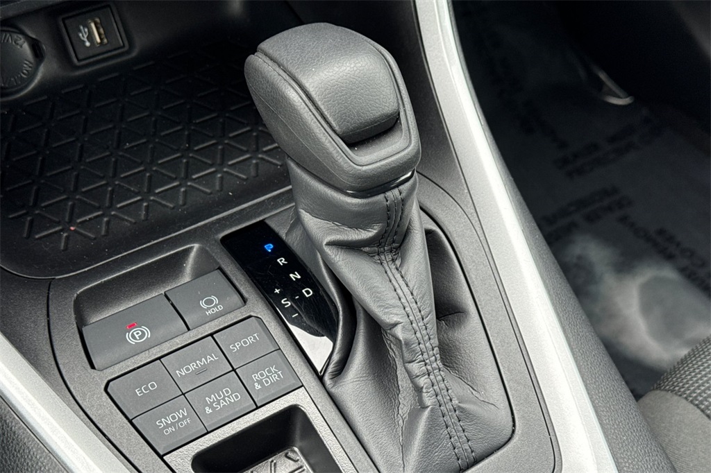 2024 Toyota RAV4 LE photo 18