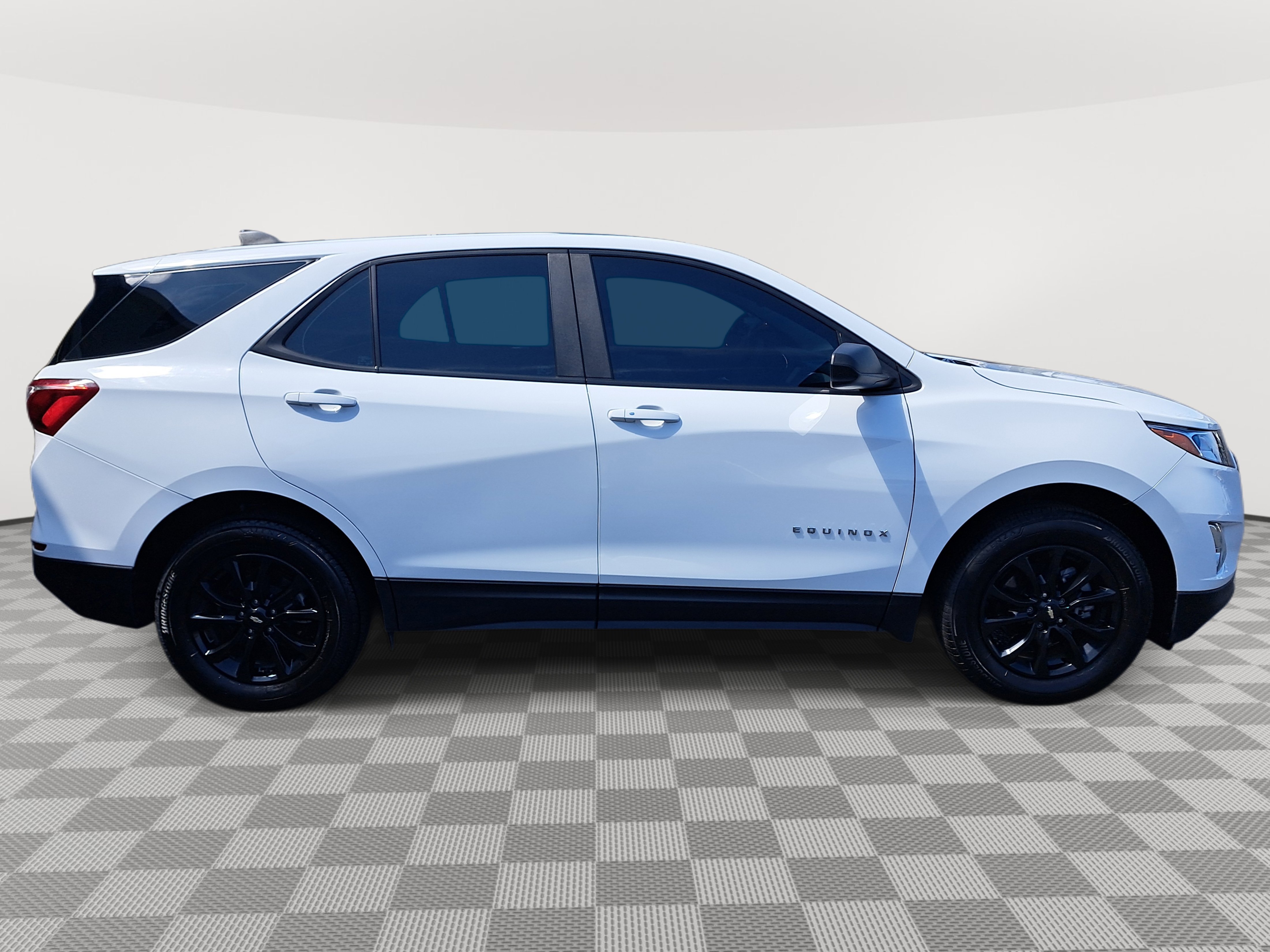 2021 Chevrolet Equinox LS photo 3