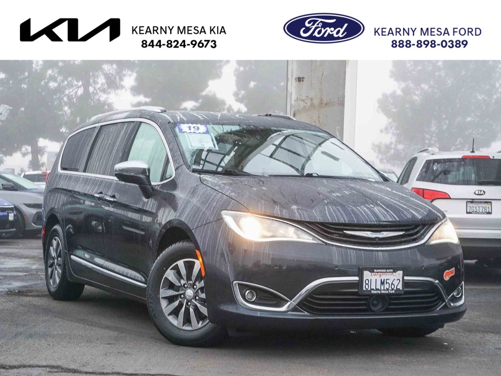 2019 Chrysler Pacifica Hybrid Limited's photo