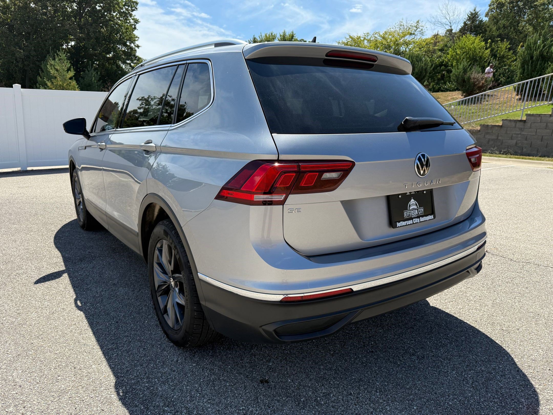2023 Volkswagen Tiguan SE photo 3