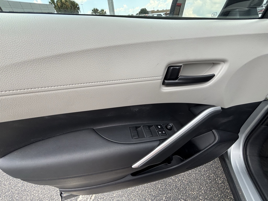 2025 Toyota Corolla Cross L photo 7