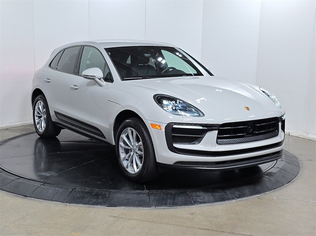 2025 Porsche Macan T photo 3