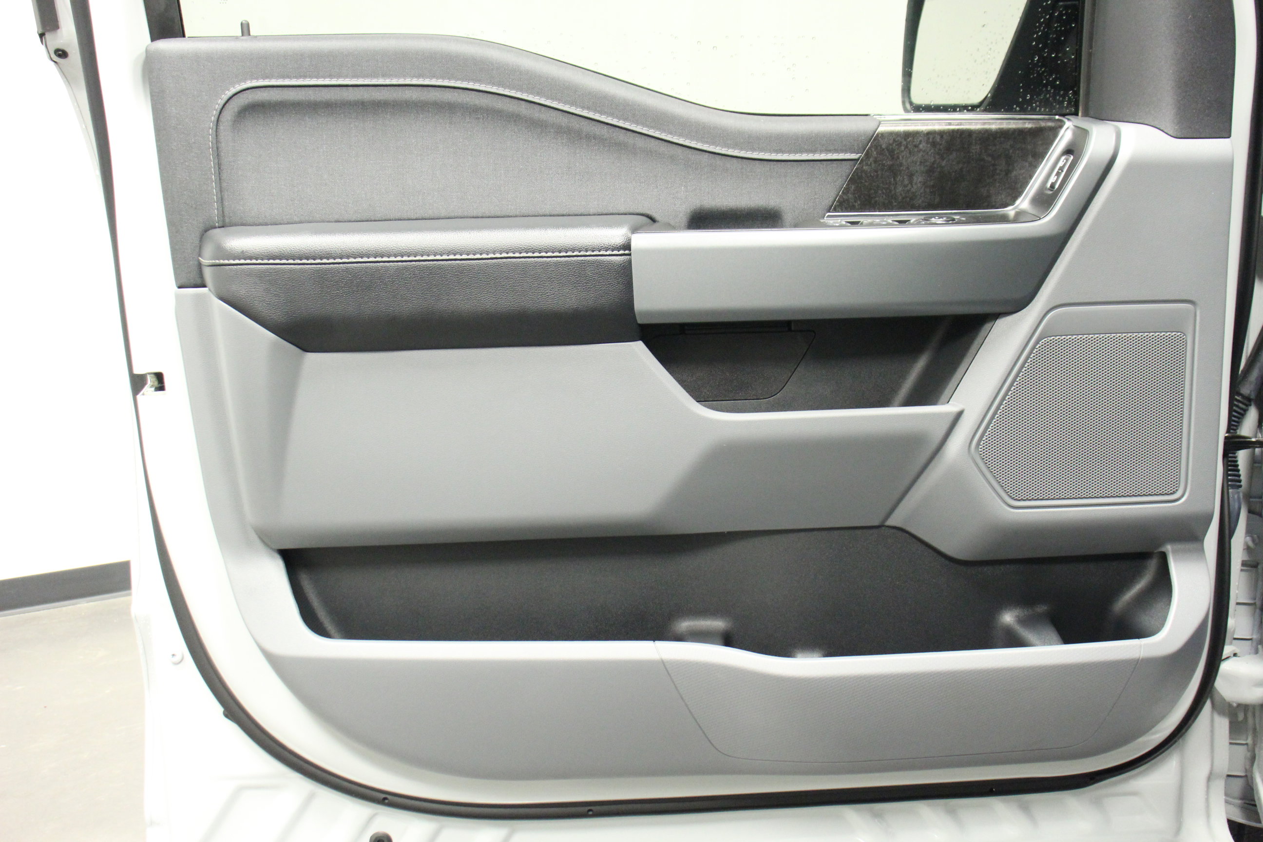 2024 Ford F-150 Lightning XLT photo 9