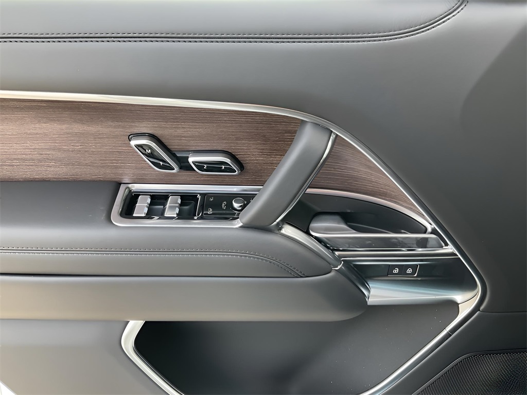 2025 Land Rover Range Rover SE photo 18