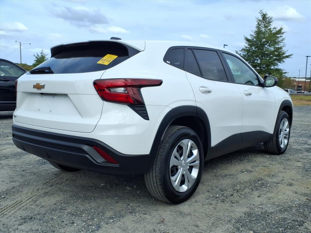 2024 Chevrolet Trax LS photo 4