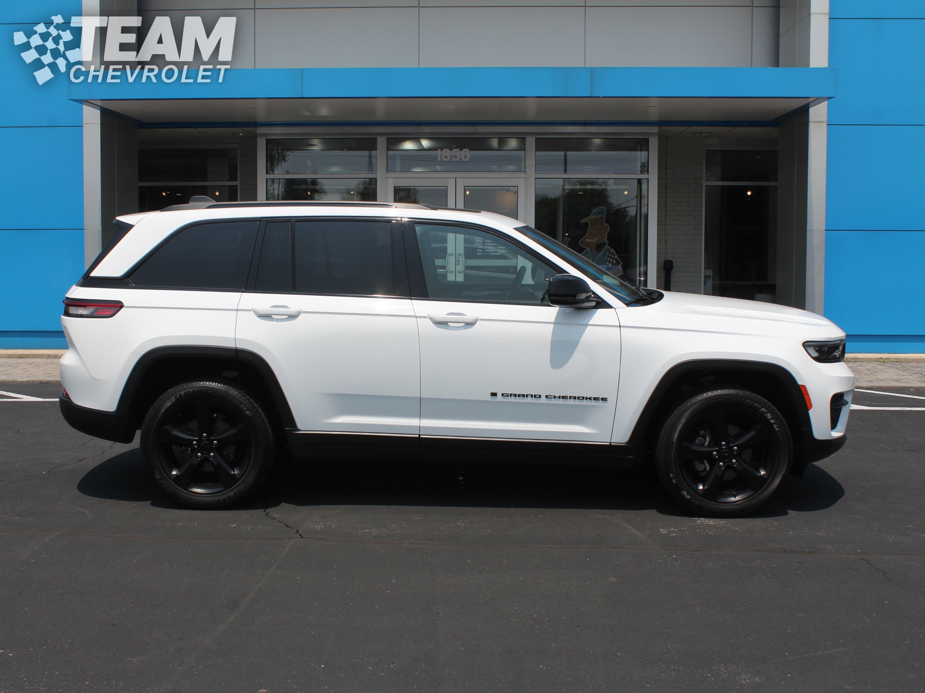 2023 Jeep Grand Cherokee Altitude photo 2