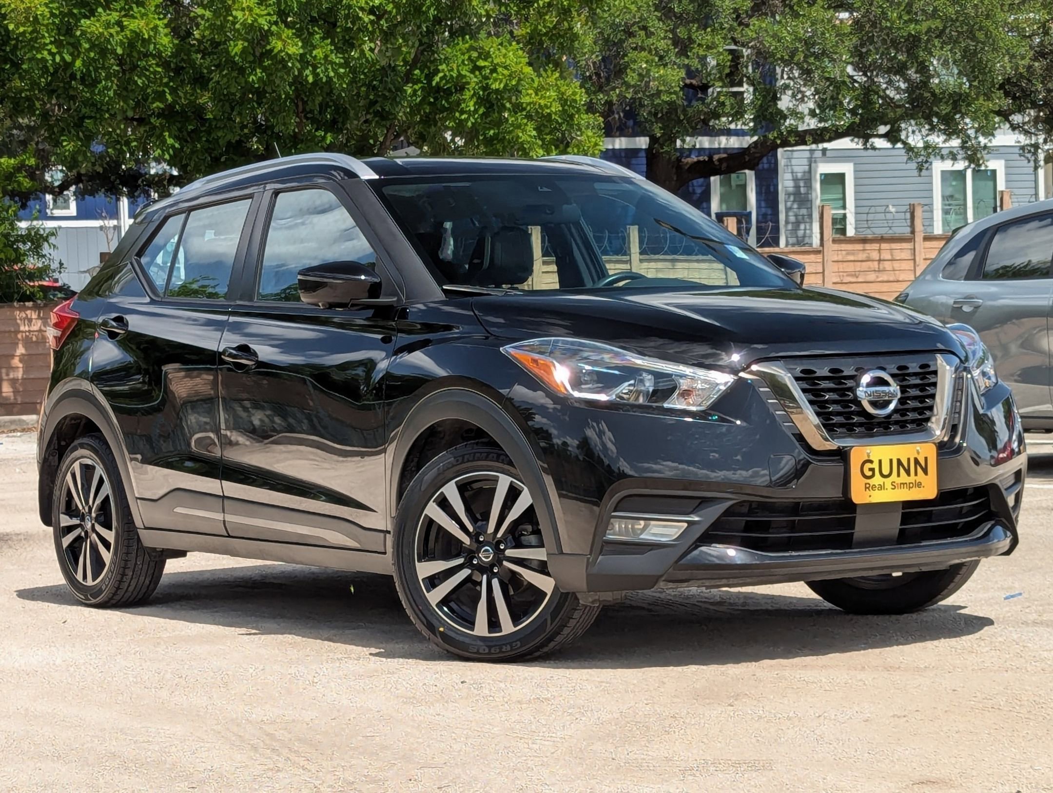 2020 Nissan Kicks SR photo 2