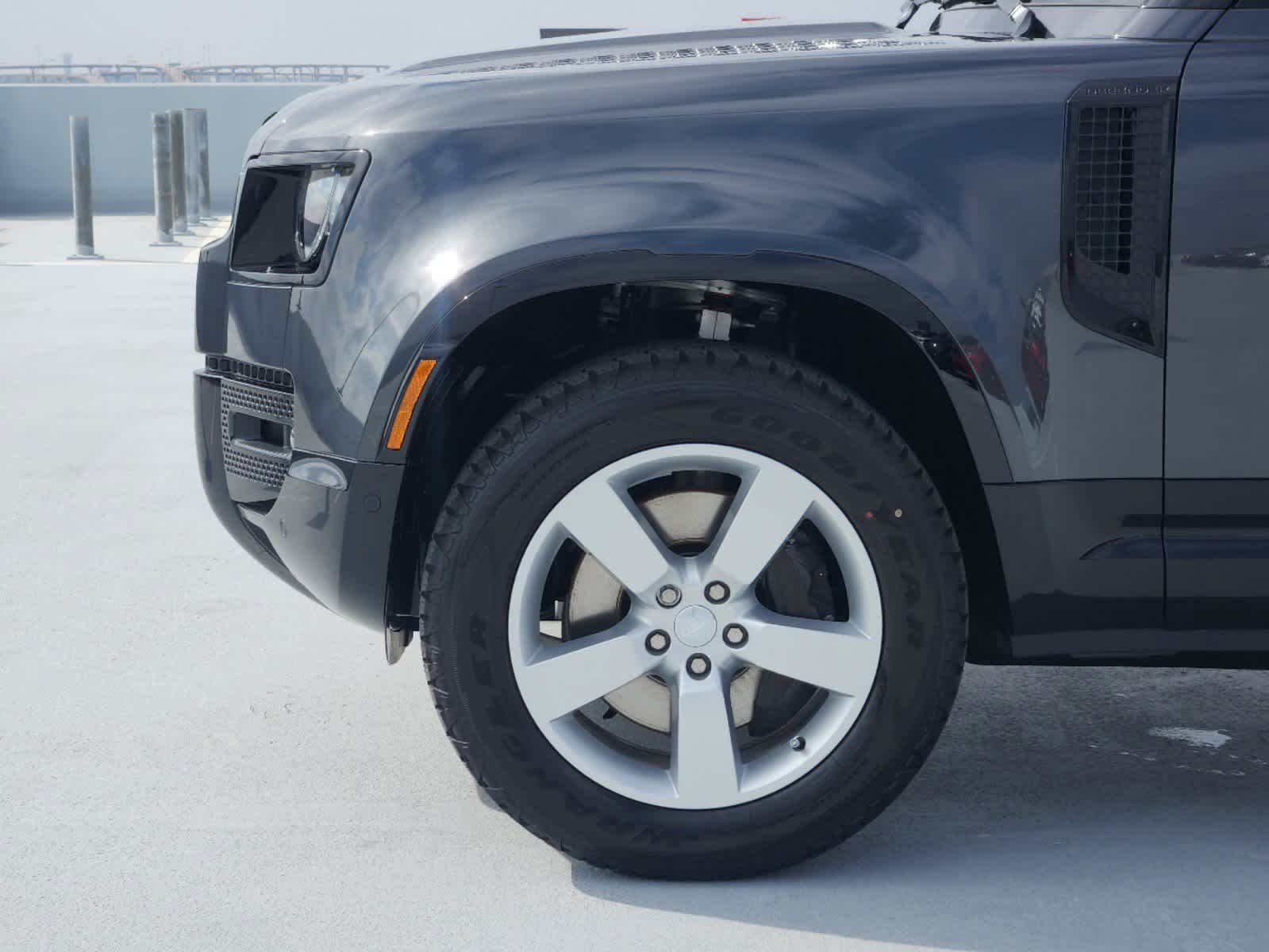 2025 Land Rover Defender 110 X-Dynamic SE photo 9