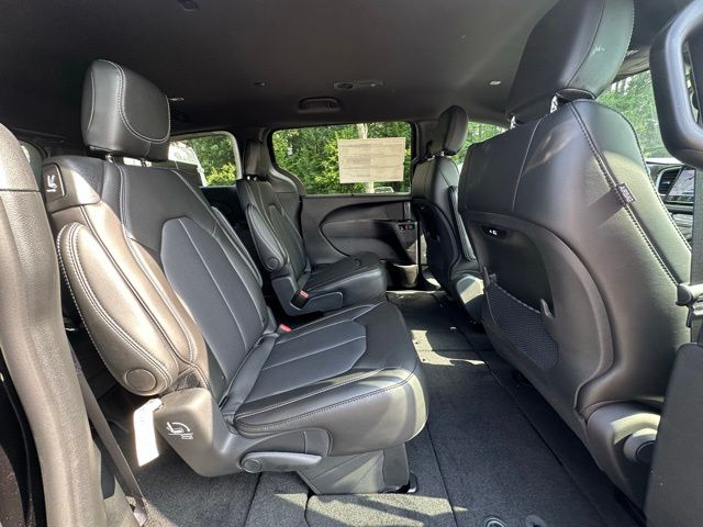 2025 Chrysler Pacifica photo 30