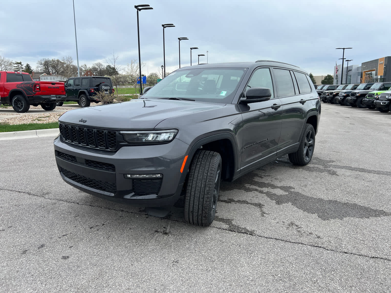 2025 Jeep Grand Cherokee Limited photo 3