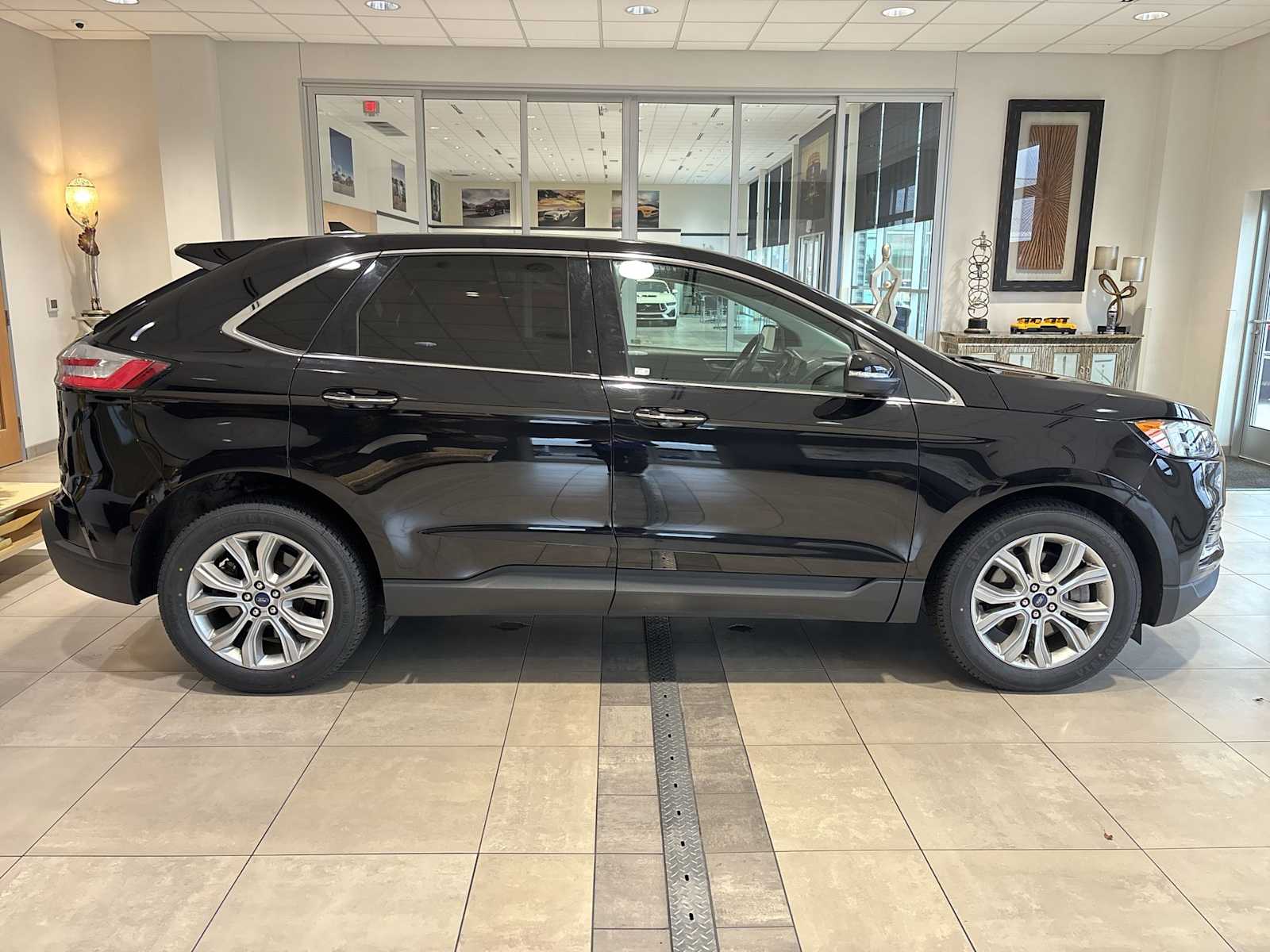 2022 Ford Edge Titanium photo 2