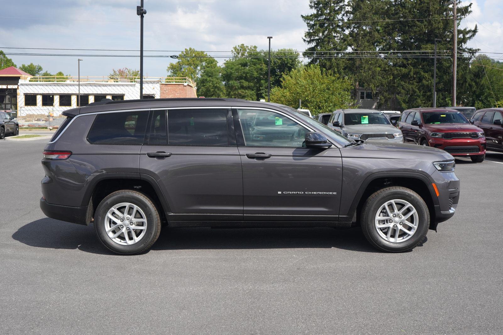 2025 Jeep Grand Cherokee Laredo X photo 2