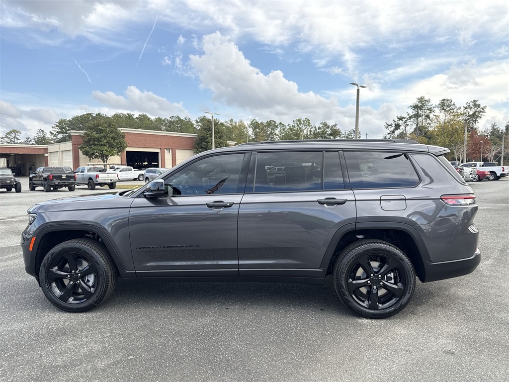 2025 Jeep Grand Cherokee Limited photo 3