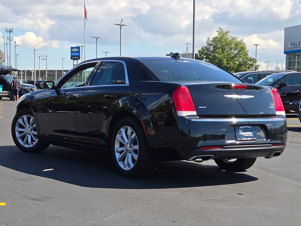 2018 Chrysler 300 Touring photo 9