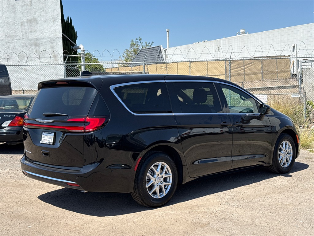 2025 Chrysler Pacifica photo 9