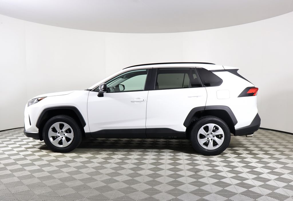 2020 Toyota RAV4 LE photo 3
