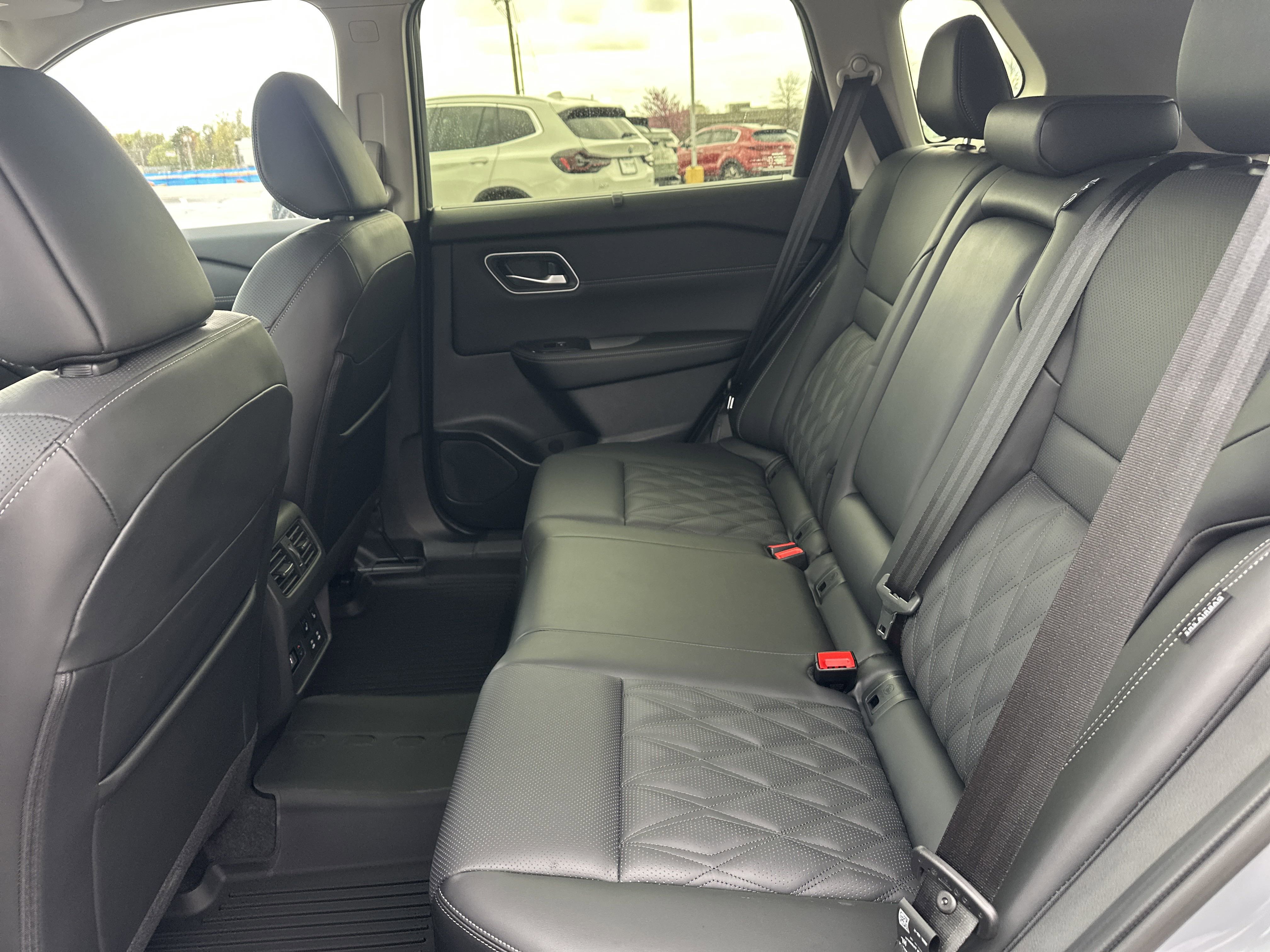 2025 Nissan Rogue Platinum photo 4