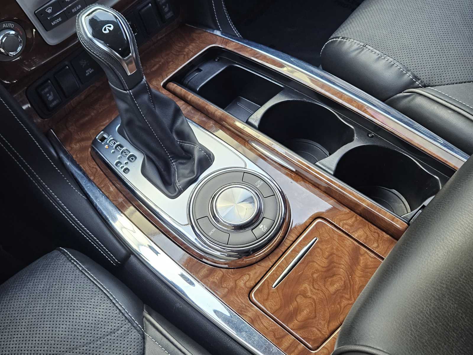 2019 Infiniti QX80 Luxe photo 9