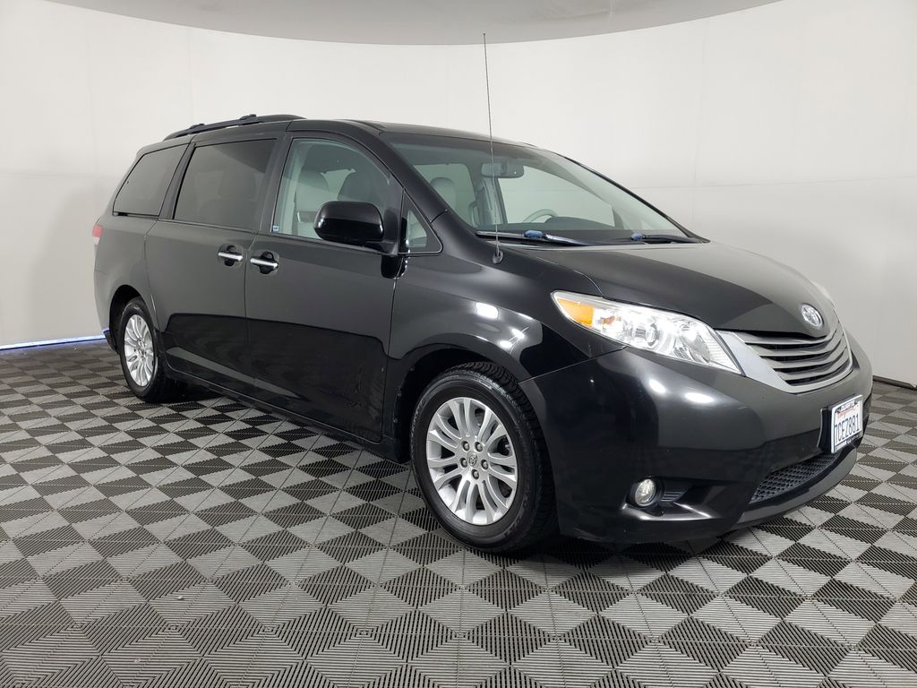 2013 Toyota Sienna XLE photo 2