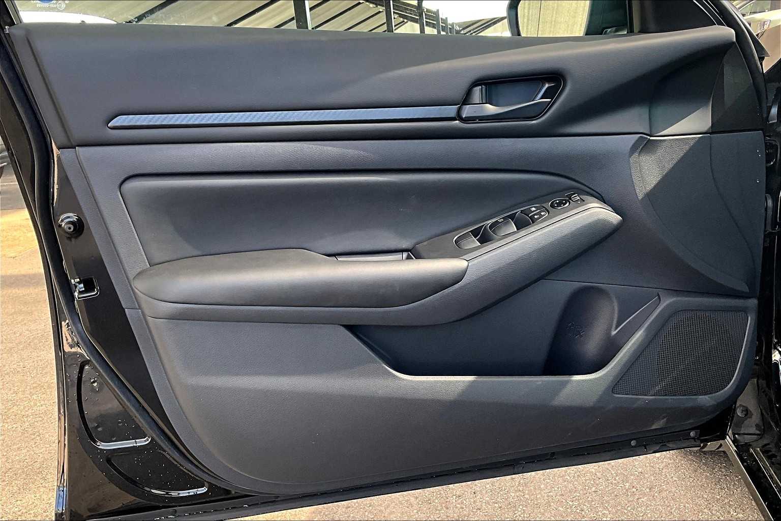 2025 Nissan Altima S photo 13