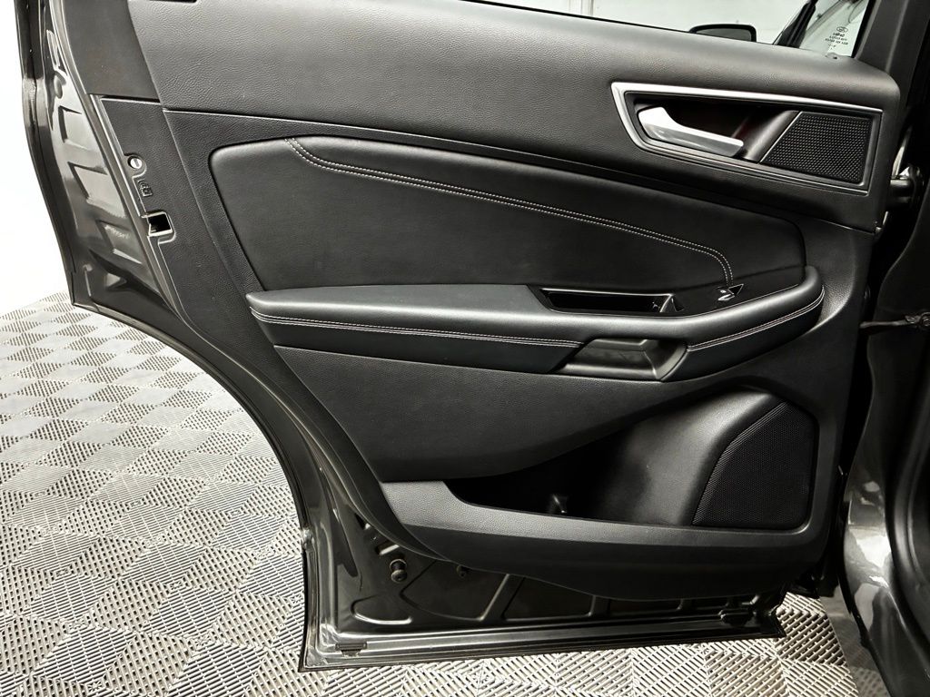2020 Ford Edge Titanium photo 22