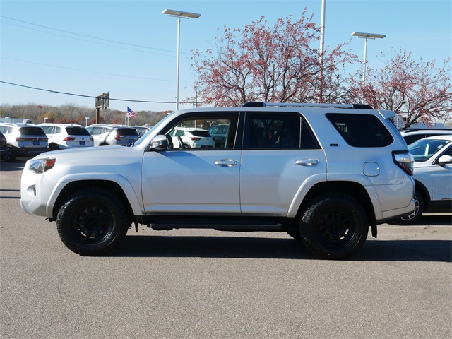 2022 Toyota 4Runner SR5 photo 3