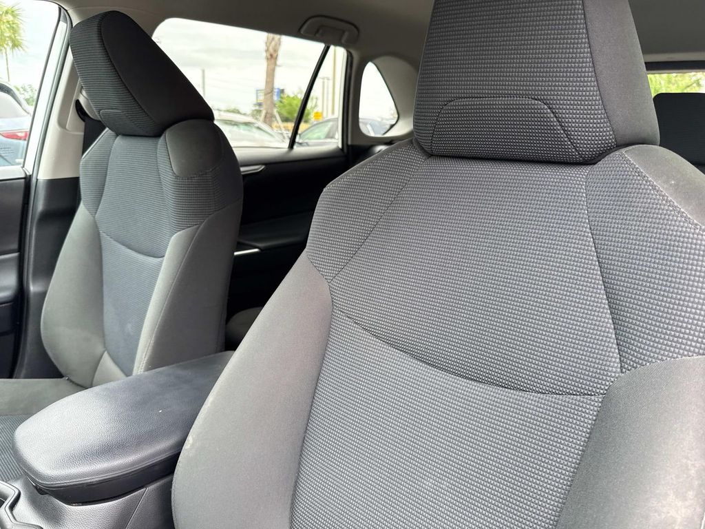 2022 Toyota RAV4 LE photo 20