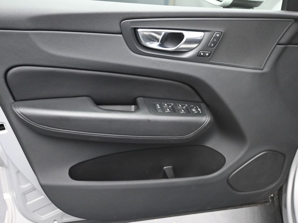 2023 Volvo XC60 B5 Plus photo 12