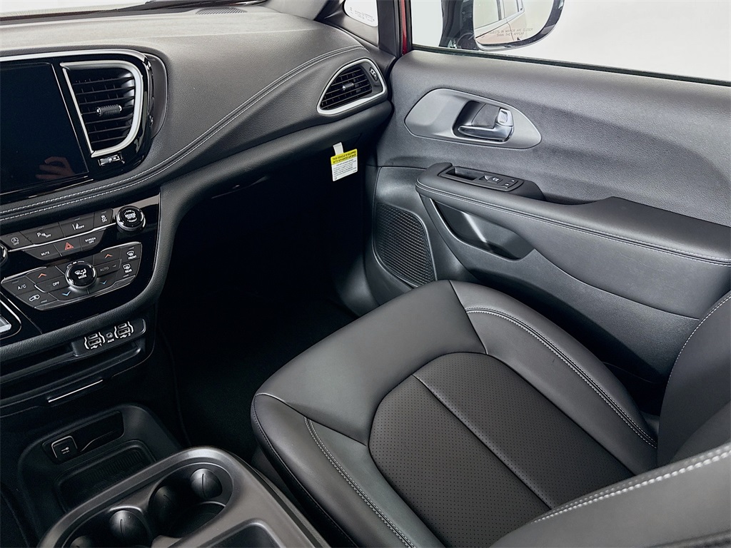 2025 Chrysler Pacifica photo 23
