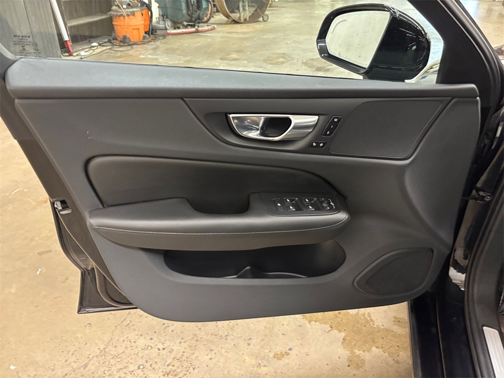 2023 Volvo S60 B5 Plus Black Edition photo 11