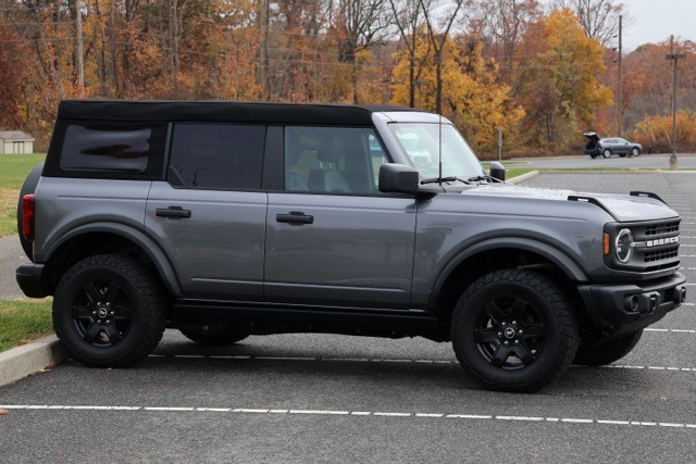 2024 Ford Bronco Black Diamond photo 3