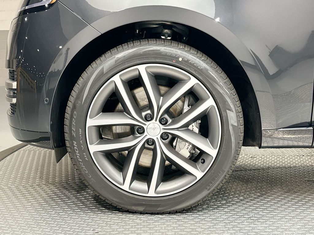 2025 Land Rover Range Rover SE photo 4