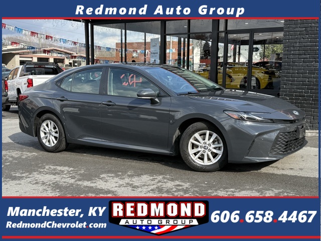 2025 Toyota Camry LE's photo