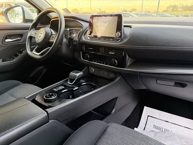 2021 Nissan Rogue SV photo 4