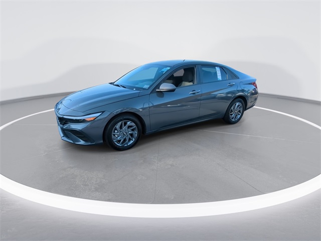 2024 Hyundai Elantra SEL photo 4