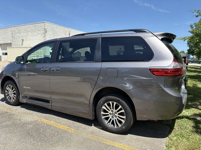 2019 Toyota Sienna XLE photo 2