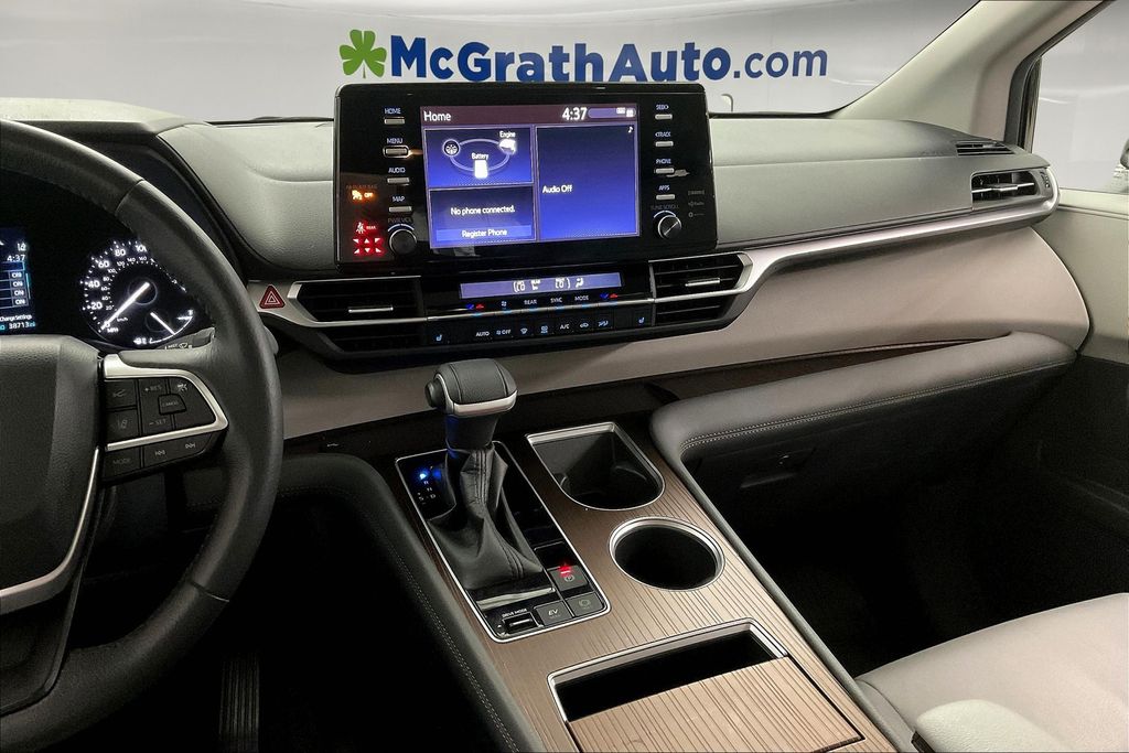 2022 Toyota Sienna XLE photo 6