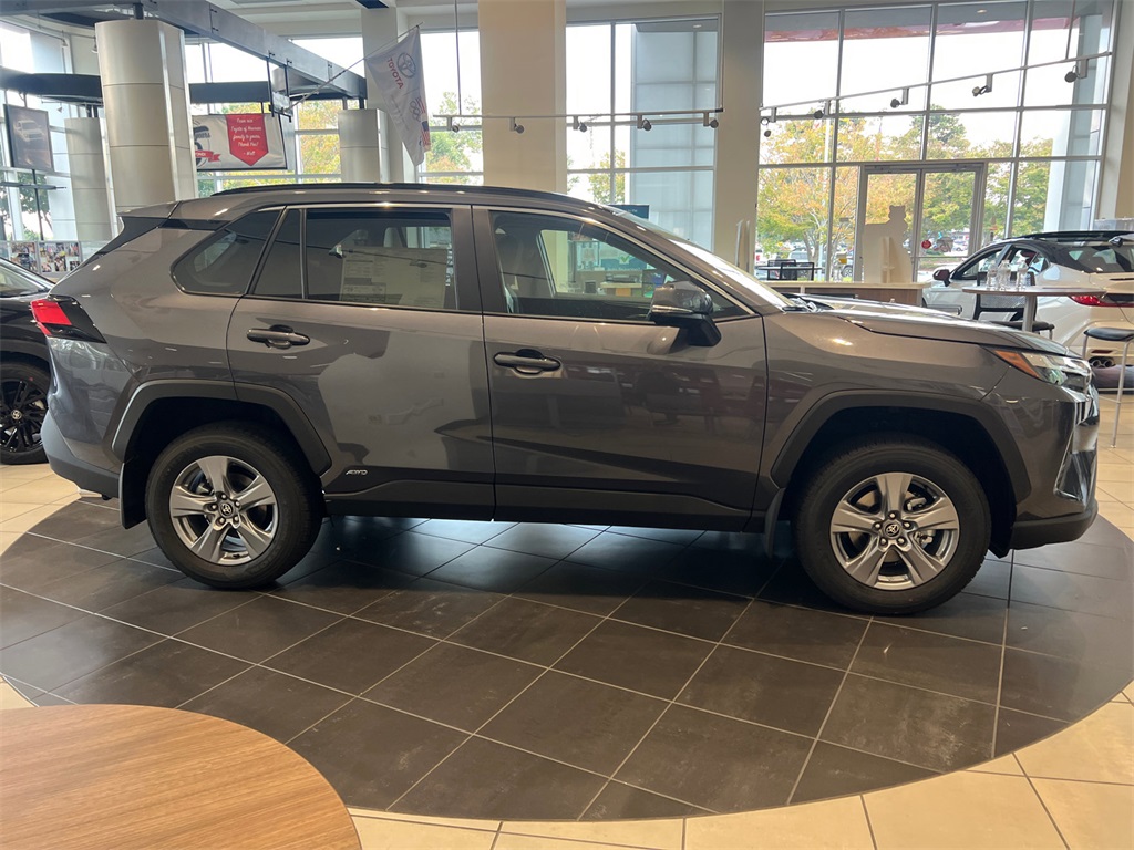 2025 Toyota RAV4 Hybrid XLE photo 2