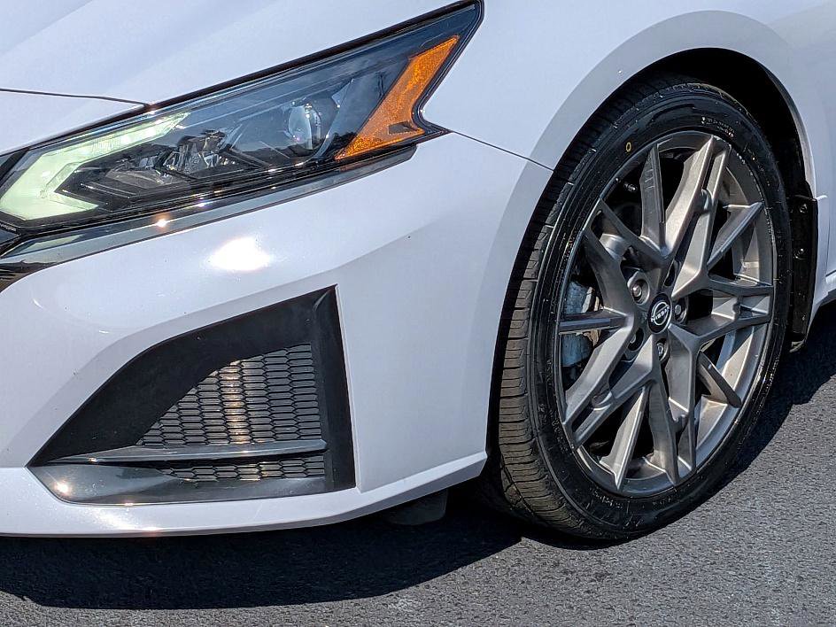 2023 Nissan Altima SR photo 9