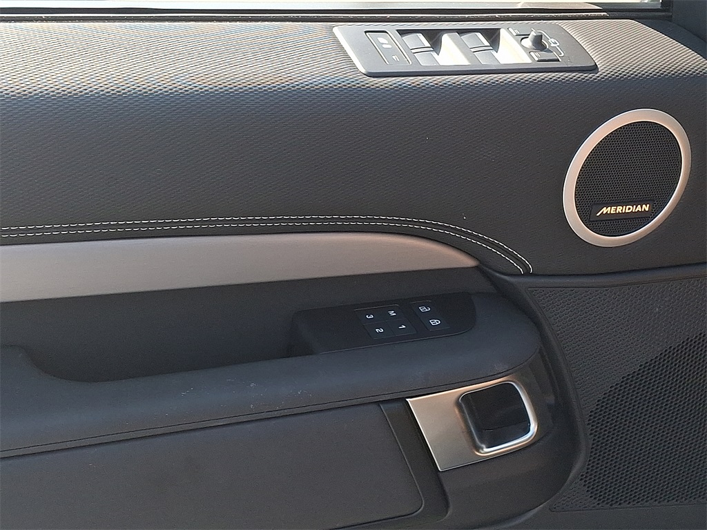 2025 Land Rover Discovery SE photo 12