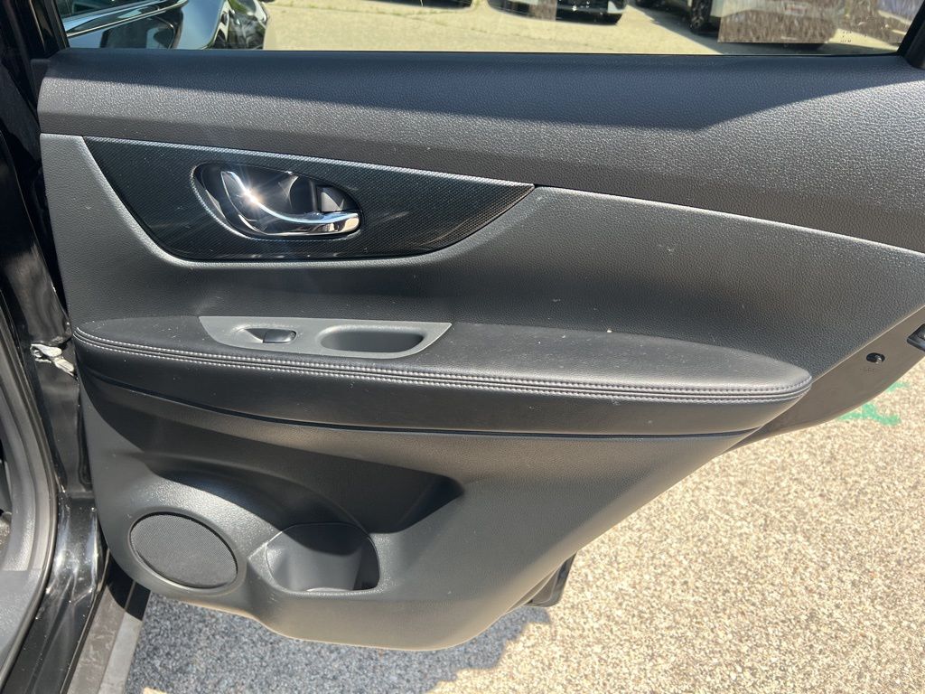 2016 Nissan Rogue SL photo 13