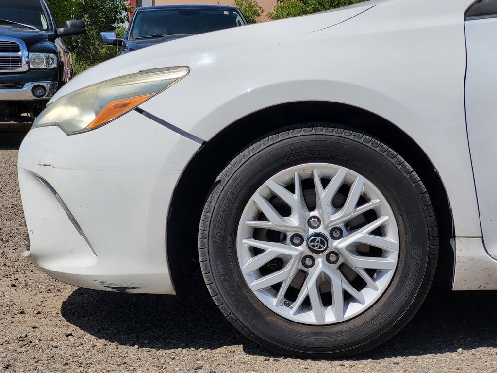 2016 Toyota Camry LE photo 9