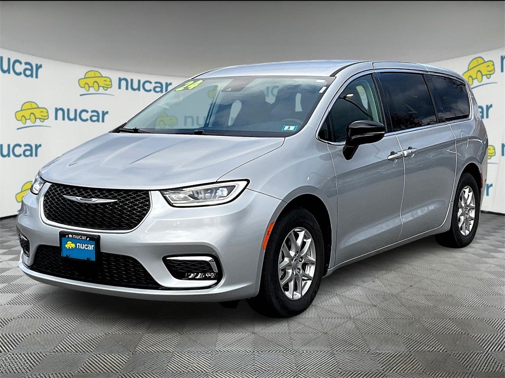2024 Chrysler Pacifica Touring L photo 3