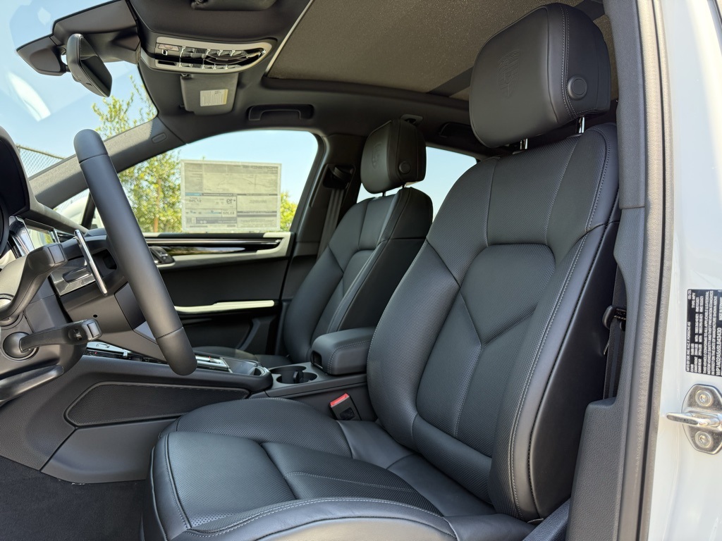 2025 Porsche Macan S photo 2