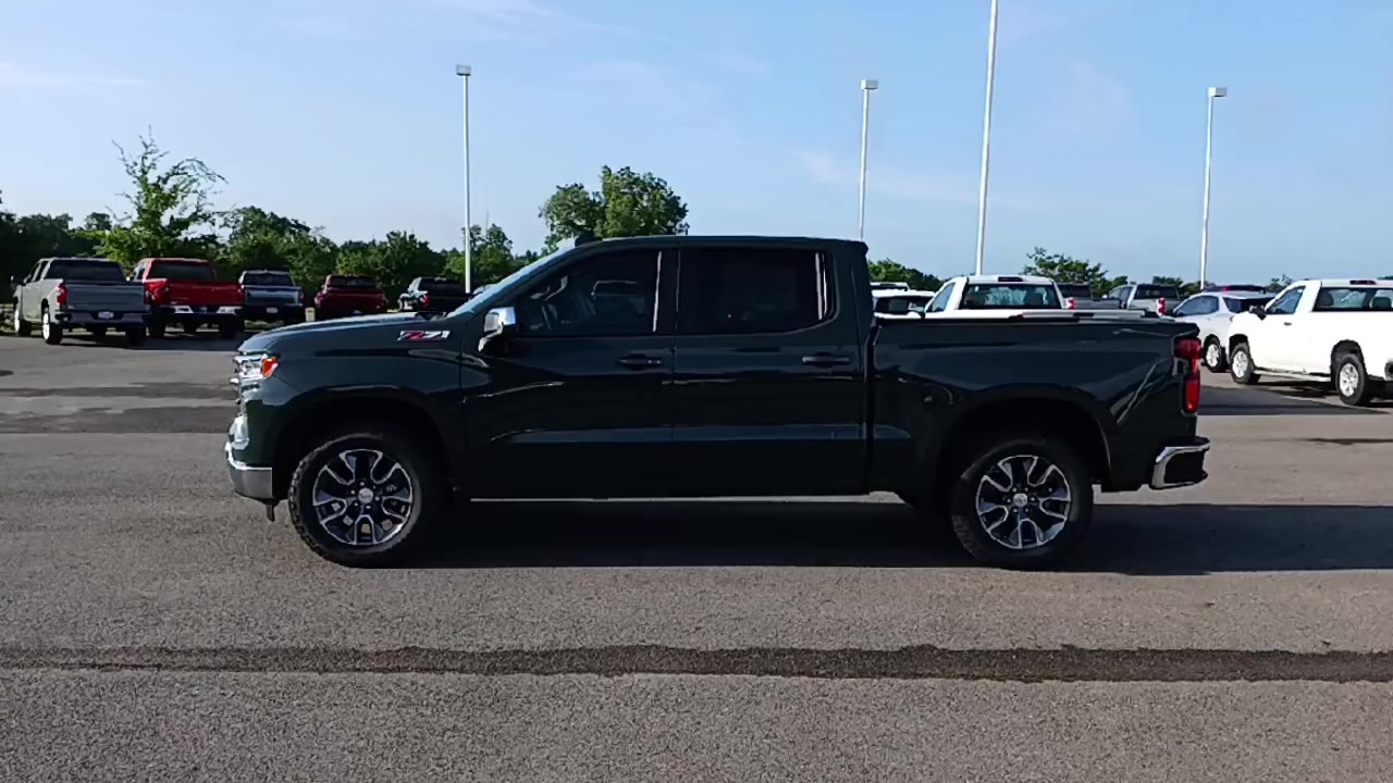 2025 Chevrolet Silverado 1500 LT photo 4