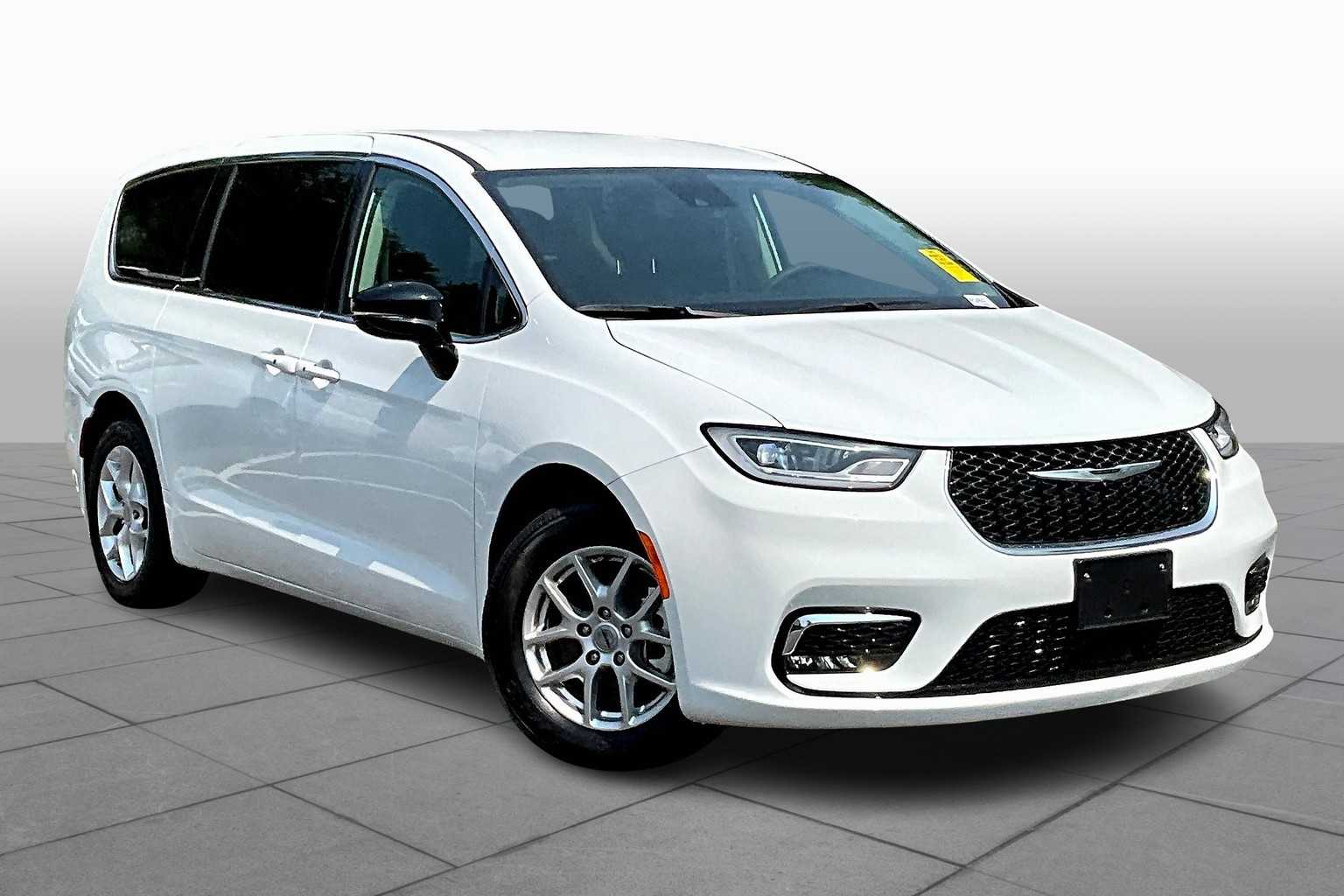 2024 Chrysler Pacifica Touring L photo 4